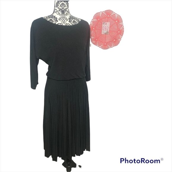 Dresses & Skirts - White House Black Market Scoop Neck 3-Quarter Accordion Pleated Dress Grey